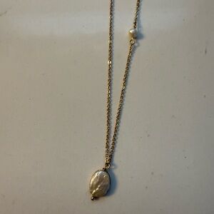 Fashion gold necklace with pearl details